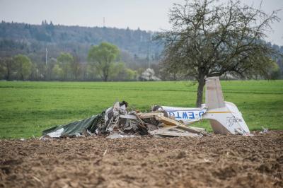 Schwaebisch Hall-Tuengental: Kleinflugzeug und Ultraleichtflugzeug stossen in der Luft zusammen - 2 Tote